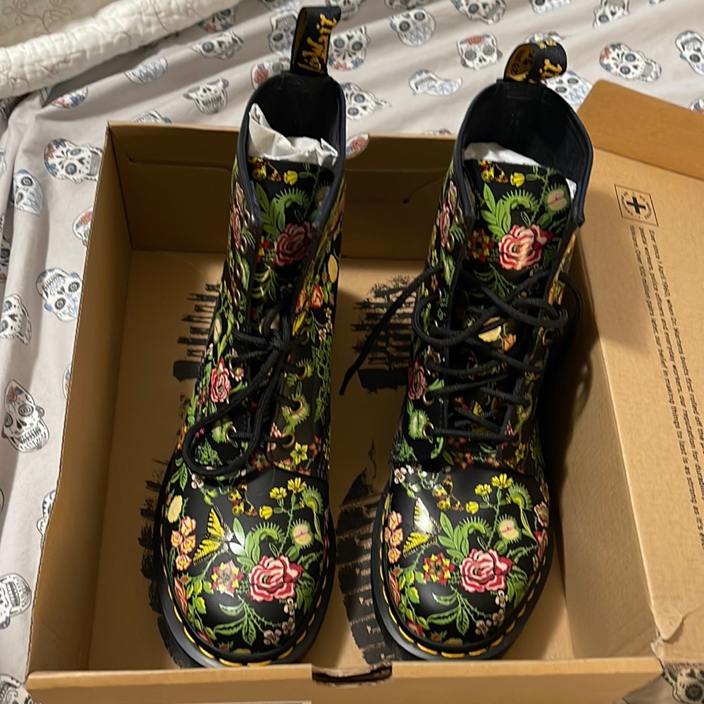 NIB Dr. Martens Floral Boots Size 10